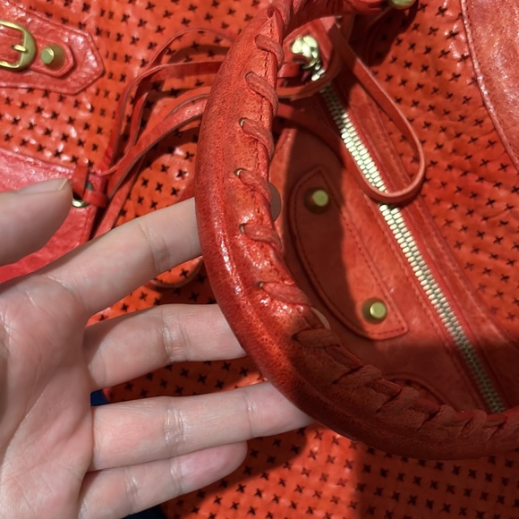 BALENCIAGA 
Agneau Laser Cut Cross Classic Gold Hardware City Tomate - Picture 10 of 13